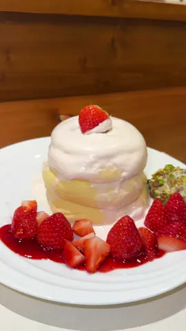 苺たっぷりふわふわの3段パンケーキ🥞毎日行列の大人気店✨ 　　 📍東京 / 浅草 【店名】紅鶴 【時間】10:00〜17:00 【定休】無休 　 #東京グルメ #japanesefood 