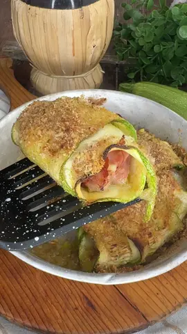 CANNELLONI DI ZUCCHINE 🤤sono troppo buoni e facilissimi! X circa 5 pezzi: 2 zucchine ( preferite le grandi) 3 fette di prosciutto 5 bastoncini di mozzarella per pizza oppure provolone dolce Qb sale, pangrattato, olio e Grana grattugiato  Tagliate le zucchine a fette sottili ma non troppo (1-2 mm) poi sistematene 3 vicine accavallandole tra loro. Adagiate nella parte bassa un fagottino preparato arrotolando mezza fetta di prosciutto con la mozzarella.  fagottino i cannelloni. Sistemateli in una piccola teglia cosparsa di olio e pangrattato. Poi insaporiteli con: sale, olio, pangrattato e formaggio grattugiato. Ripetete questo passaggio 2 volte (tranne il sale). Cuoci in forno ventilato già caldo a 220 x circa 20 m, fino a far dorare. Servi #lericettedigessica #zucchine #ricetta