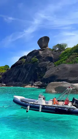 The sea so turquoise that even boats seem to soar above the waves 🏝️💦 📍Similan Island - Phang Nga , Thailand 🇹🇭 . #thailand #similanisland #phangnga #beachvibes #islandlife #vacation #travel 