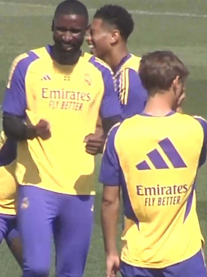 🤣 El vacile de Vinicius a Rüdiger jugando a 'piedra, papel o tijera' en el entrenamiento del Real Madrid #vinijr #vinicius #viniciusjunior #rudiger #realmadrid #deportesentiktok #tiktokfootballacademy