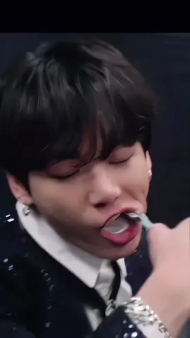 This is the way he brush his teeth🤗 #jungkook #bts #foryoupage #foryou 