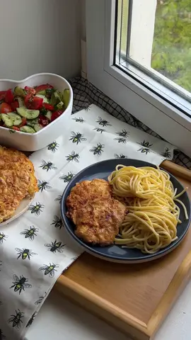 ИНСТ: FARYSHOVAFOOD  Отбивные по рецепту мамы💓 они очень сочные и нежные🥹 раньше я не любила свои отбивные, пока не попробовала мамины!!! Ингредиенты: Куриное филе - 500 гр  Сметана - 5 ст.л Чеснок - 2 зубчика  Соль - 1/2 ч.л  Перец душистый  Сухой чеснок  Парика  Мука  Яйца - 2 шт Масло для жарки  Приготовление:  - филе разрезать вдоль, ширина кусочка должна быть примерно 1 см, тонкие не делайте  - отбить с двух сторон  - в глубокой тарелке смешать мясо со сметаной, солью, чесноком, специями, перемешивать руками, так как мясо становится рыхлым - оставить в холодильнике минимум на 2 часа (чем дольше, тем лучше)  - яйца взбить и добавить немного соли - сначала мясо окунуть в муку, затем в яйцо и на сковороду - жарить на среднем огне, с двух сторон  - подавать с макарошками, гречкой, пюрешкой, салатиком и наслаждаемся❤️  #отбивные #отбивныеизкурицы #куриныеотбивныевкляре #отбивныеизкуринойгрудки #отбивныерецепт #рецептпп #рецептыпп #рецепты #рецепт #рецептыкаждыйдень #чтобыприготовить 