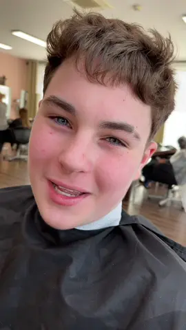 Der Top Kommentar bekommt gratis Crispy 🫶 #barber #friseur #wasserrutsche #skinfade #midfade #curlyhair #locken #texture #outline #trim #shorthair #eyebrows #unterhalteuns #hairtutorial 