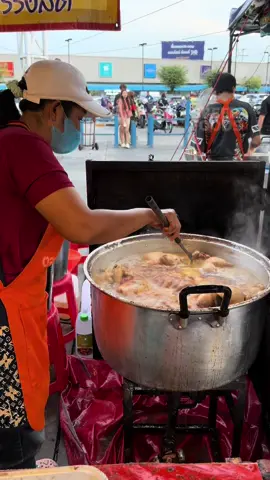 Famous street food whole chicken fish sauce boiled with spicy sauce almost 100 chicken a day - ไก่ต้มน้ำปลาวันเกือบ100ตัว น้ำจิ้มแซ่บ!! 📍 ป้าแต๋นไก่ต้มน้ำปลา - ตลาดหน้าเซียร์รังสิต จ.ปทุมธานี 