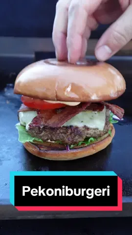 Meiltä paljon toivottua videota perinteisestä burgerista 🍔 Tässä se tulee nimittäin pekoniburger, joka valmistuu Blackstonen ParilaGrillillä ja loistavilla työvälineillä! 🔥#grillaus #ruokatiktok #blackstonegriddle #blackstone #fyp #foryoupage #parilagrilli #grillausfiilis #grill #blackstonegriddlegrill #reseptiktok #foryou #foryoupage #hamburger #burger #hampurilainen #baconburger #pekoniburger 