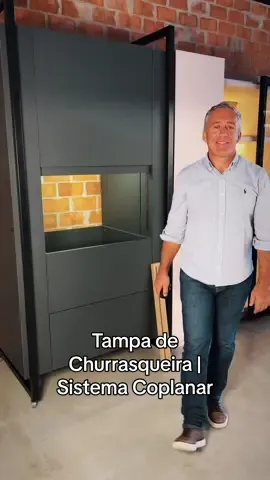 Apresentamos nossa Porta Guilhotina com Sistema Coplanar, ideal para frente de churrasqueiras e ocultação de nichos, oferecendo praticidade e elegância incomparáveis. #churrasco #churrasqueira #tampa #marcenaria #arquitetura 