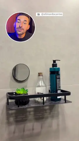Tive que comprar uma prateleira para o meu banheiro, já que não tenho nicho. 😪 Contudo, adorei esse modelo de colar por que assim não preciso fazer nenhum furo na parede! (ótimo para casas alugadas!) 📲 Comente 