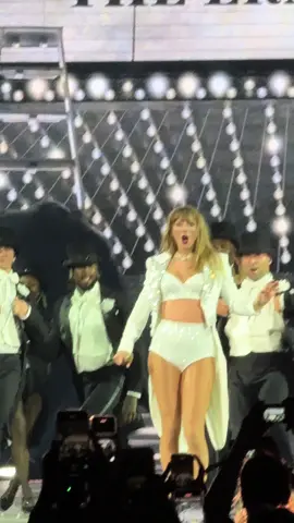 @Taylor Swift performing I can do it with a broken heart in a new white outfit at Paris Night 2 #taylorswift #erastour #paris #ttpd 