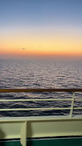 L I V I N #backgroundvideo #cruise #pretty #fyp #viral #cruiseship #sunset 