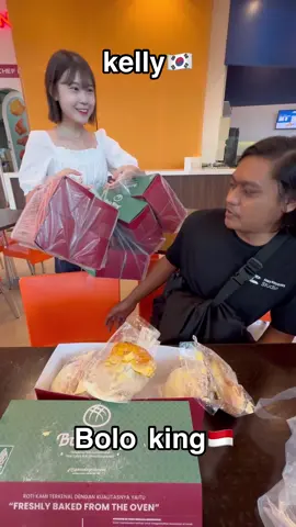 I tried boloking for the first time❤️🥰 new product ( Hongkong milkbun) It's so ⁠crispy, delicious, the texture is soft and makes you addicted😭❤️👍 I'm so happy to eat with my new friend who is a good-hearted online motorcyclist 😊 If you wanna try Hongkong Milkbun frim Boloking you can find at supermall karawaci and Mall of indonesia🇮🇩❤️ #BoloKing #IkutinWanginya #RajaRotiBoloCrispy #DuluAkuBoySekarangAkuKing #HKMilkbun #Milkbun #kellykorea #indonesia 