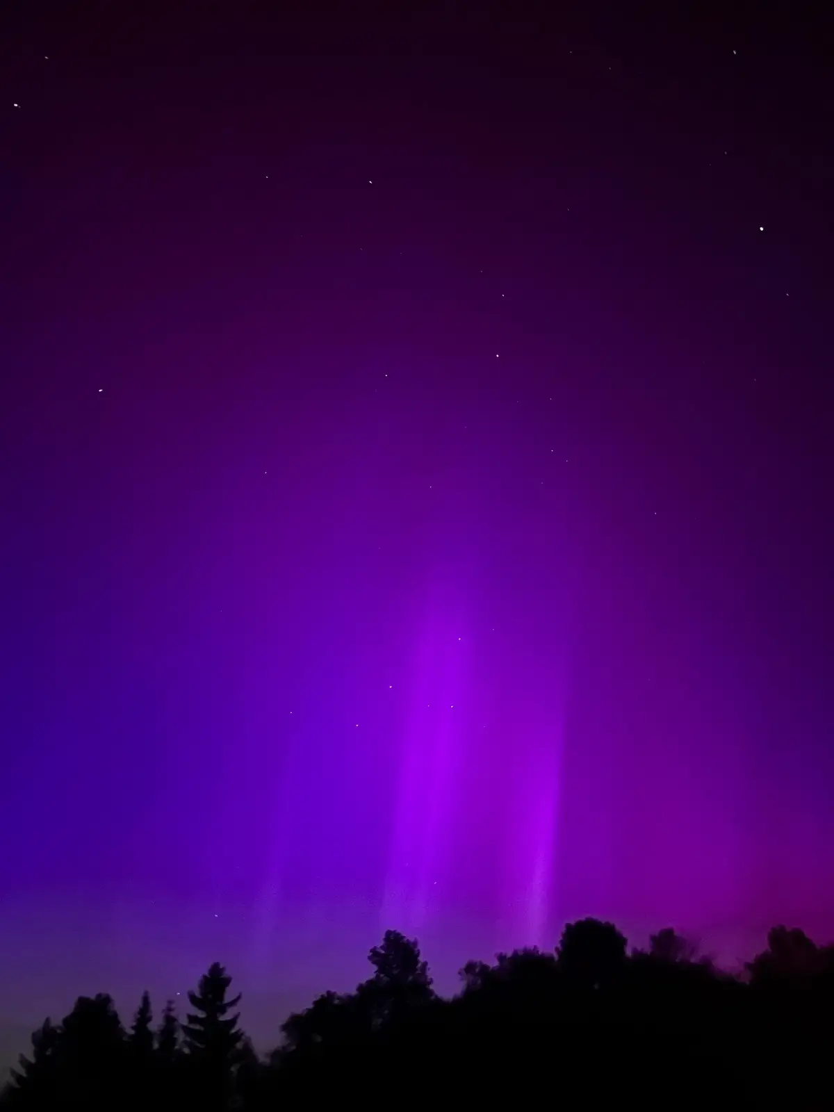 This is a very rare occasion to have northern / polar lights visible over Germany! 🤩 You could see them very clear with your smartphone in night vision mode. #northernlight #polar #light #aurora #saarbrücken #airport #eddf #germany #fyp #fy #fypシ #travel #traveltiktok @Menifa @Zeyn @user2185769473772 