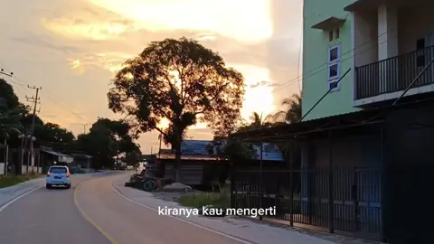Sunset Jalan Poros Tenggarong - Jahab #tenggarong #bukit biru #kutaikartanegara #vibes #fyp #trending #kalimantantimur 