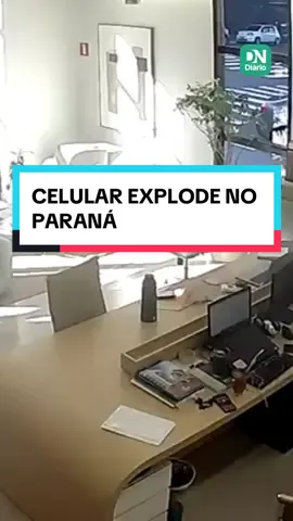 Uma câmera de segurança registrou o momento em que um celular explodiu enquanto estava carregando. O caso aconteceu na quarta-feira (8), em um escritório de arquitetura em Toledo, no Paraná. Três pessoas estavam no local no momento em que a explosão aconteceu. O dono do aparelho era um estagiário do escritório, identificado como Lucas Maldaner. Ele estava sentado do lado do dispositivo enquanto ele carregava. Primeiro, o estagiário observa uma fumaça saindo do celular. Lucas tenta pegar o aparelho, mas logo em seguida o solta e tira o carregador da tomada. Segundos depois o celular pega fogo e o proprietário se afasta da mesa. Por fim, o estagiário tenta abafar o fogo com uma sacola plástica. Saiba mais no site. #estagiário #celular #carregador #País #DiáriodoNordeste #dn