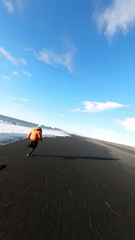 Is there anything more exhausting than running on sand? 😂 who's in?  #iceland #drone #fpv #nature #travel #island #beachworkout #sandyrun 