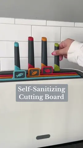 Shop @Glenda’s smart self-sanitizing cutting board and knife set at the link in bio. #amazonfinds #amazonkitchen #kitchenfinds 