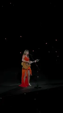 Taylor Swift interprète « Hey Stephen » pour sa troisième date à Paris La Défense Arena 🧡#ParisTSTheErasTour #TaylorSwift 