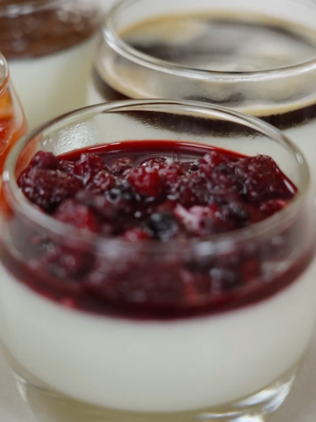 PANNA COTTA FACILISSIMA Un dessert facile e veloce, perfetto anche come idea dell’ultimo minuto. INGREDIENTI PER LA PANNA COTTA 500ml panna fresca 6g gelatina in fogli 100g zucchero 1 bustina vanillina PER DECORARE fragole q.b. (condite con zucchero e limone) frutti di bosco q.b. (cotti con zucchero e limone) cioccolato fondente fuso q.b. caffè q.b. PROCEDIMENTO Iniziamo mettendo la gelatina in ammollo in acqua fredda. In un pentolino mettiamo la panna e lo zucchero, aggiungiamo anche la vanillina e portiamo sul fuoco. Mescoliamo e facciamo scaldare la panna. Quando la panna è vicina al bollore, strizziamo la gelatina e aggiungiamola alla panna, mescolando per amalgamarla. Aiutandoci con un mestolo, versiamo la panna cotta nei bicchieri. Mettiamo in frigorifero a raffreddare e solidificare per almeno 4 ore. Una volta solidificata, possiamo decorare la nostra panna cotta a piacere: io ho usato fragole fresche condite con succo di limone, una composta di frutti di bosco, del cioccolato fondente sciolto e infine un po’ di caffè. Il nostro delizioso dessert è pronto da servire! Vedrete che bontà! #ricetta #ricettafacile #ad #pannacotta #recipe #dolcealcucchiaio #ricettaveloce #fattoincasadabenedetta #benedettarossi #cucinaitaliana