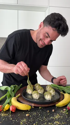 Bananen-Pistazien-Sushi🍌🥰  Ihr möchtet schnelles und unglaublich leckeres süßes Sushi? Dann wird euch dieses Rezept sehr gefallen ❤️ Zutaten: - Wraps - Bananen - Pistaziencreme  - gehackte Pistazien Zubereitung: Nehmt euch einen Wrap und bestreicht diesen mit Pistaziencreme 🤤 Schält eure Banane 🍌 und rollt diese in den Wrap ein 😍 Bestreicht nun die Oberseite der Rolle mit etwas Pistaziencreme und gebt dann die gehackten Pistazien darüber 💚 Nun schneidet ihr möglichst gleich große Streifen und fertig ist euer Sushi 😋 Lasst es euch schmecken 🫶🏼 Mögt ihr gerne solche Rezepte? 🥰 #teamzarrellaskitchen #unglaublichlecker