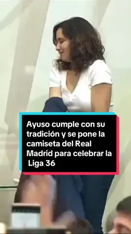 La presidenta de la Comunidad de Madrid, Isabel Díaz Ayuso,  recibió el obsequio manos del presidente del Real Madrid y del capitán blanco. #RealMadrid #Ayuso #Liga #deportesentiktok #deportes #Madrid 