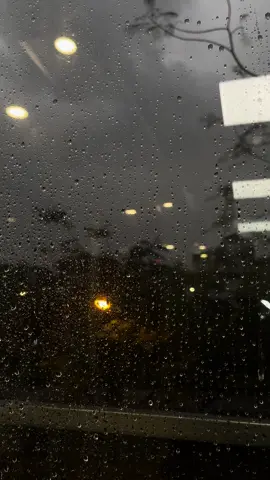Ngồi quay video vì mưa quá không về được 😆 #Rainingday #chill #sadvibes 