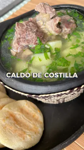 Caldo de costilla 🍲😍 Una sopa con pocos ingredientes pero realmente reconfortante y levanta el ánimo de cualquiera☀️ ✨Ingredientes:  Para 3 porciones  500gr de costilla de res  3 papas blancas medianas  1 tallo de cebolla larga  Un puñado de cilantro  Sal al gusto Guarda y comparte🫶🏻👩🏻‍🍳 #lovientiktok #loaprendientiktok #food #Receta #recetasfaciles #cocina 