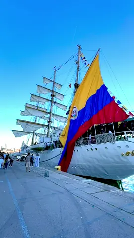 Que hermosa bandera! #colombianosenelexterior #paratiiiiiiiiiiiiiiiiiiiiiiiiiiiiiii #colombia #fyp #colombianosenbarcelona #buquegloria🇨🇴 #barcelona #worldtradecenter #aguardiente #viral 