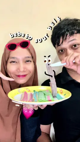 Tbh i tak suka masam sangat but this one is acceptable sebab awal awal je dia masam but slowly dia turn to manis. I yang tak minat masam pun boleh suka apatah lagi SOUR LOVER kan? Cepat beli skunk! #bebetosourbelts #sourbelts #makanmakan #kakgojesreview #fypage 