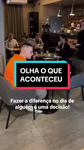Ele foi comemorar o aniversário sozinho na cafeteria e ligou por video para os amigos que estavam longe  . . . . . #amorproprio #amizades #solitude #alertadelencinho 