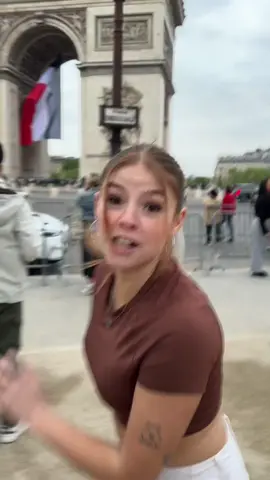 Un pur inconnu qui me filme en publique…😳 @tai_tl #fyp #foryou #xyzbca #sarcastique #drole #funny #malaise #malaisant #france #paris 