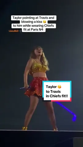 Taylor blowing a 😘 to Travis while wearing Chiefs colors OMG 😘❤️ #1989outfitchiefs #erastourparisnight4 #tstheerastourparis #pariserastour #traviskelceparisnight4 #chiefscolors1989outfit #swiftom 