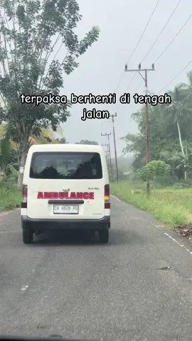 Sebuah mobil Ambulance terpaksa berhenti di tengah jalan 