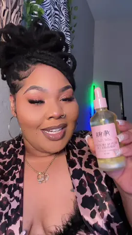 Shimmer & shine baby! #fyp #bodyoil #bodypositivity #bbwsoftiktok #bigbeautifulqueens #locstyles #tiktokshop #blackwomenwithlocs #locstylesforwomen 