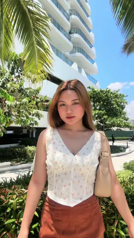 Easiest way to reapply your sunscreen without ruining makeup ☀️🐚🌺🌊 #skintific #skintificph #sunscreenmist #sunscreen #fyp #foryou @Skintific.ph 