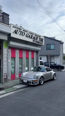 Iconic Porsche in an iconic location