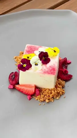 Panna cotta de chocolate blanco🤍✨ Un postre suave, cremoso y delicado a la par que delicioso.. Podría describirlo con mil y un adjetivos positivos, pero puedes comprobarlo por ti mismo recreando ésta receta en casa💖 Encontrarás todos los detalles de ésta receta en mi perfil de @Gronda  Tienes el enlace en mi perfil!🔥 ¿Has probado alguna vez la panna cotta?