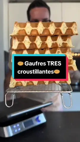 Pour 6 belles gaufres: 250g de farine, 1/2 sachet de levure sèche de boulanger, 150g de lait, 100g d’eau, 2 œufs, 20g de sucre, 60g de beurre et 1 gousse de vanille. Dans un saladier, fouetter les œufs avec le sucre et la moitié du lait. Verser la farine avec la levure et fouetter de nouveau.  Ajouter le beurre fondu refroidi avec le reste de lait ainsi que l’eau.  Ajouter la vanille grattée ou l’arôme de votre choix. Laisser reposer la pâte à température ambiante 1h. Cuire les gaufres dans un gaufrier bien chaud pendant 3-4 minutes. Le temps de cuisson va varier suivant le gaufrier ! Si les empreintes ne sont pas profondes, laisser les gaufres moins longtemps.