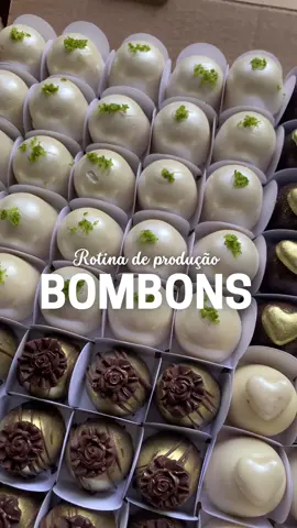 Eu amo trazer essas rotinas de producão pra vocês, hoje será com esses bombons.  Eu sempre faco por parte 1º Todas as casquinhas com a forma SP 40 da BWB, consigo fazer com ela 13 casquinhas por vez.  2º depois o recheio, usei aqui, beijinho cremoso, morango, teve tambem de limão e brigadeiro. 3º Faço também todas as decorações, como o coraçãozinho que também é a forma da BWB e também uso a forma de silicone da Flexarte para essas florzinhas lindas.  4º O pó dourado é da FAB  E a minha tecnica favorita para nao suar o chocolate, vou te contar no próximo video 😉