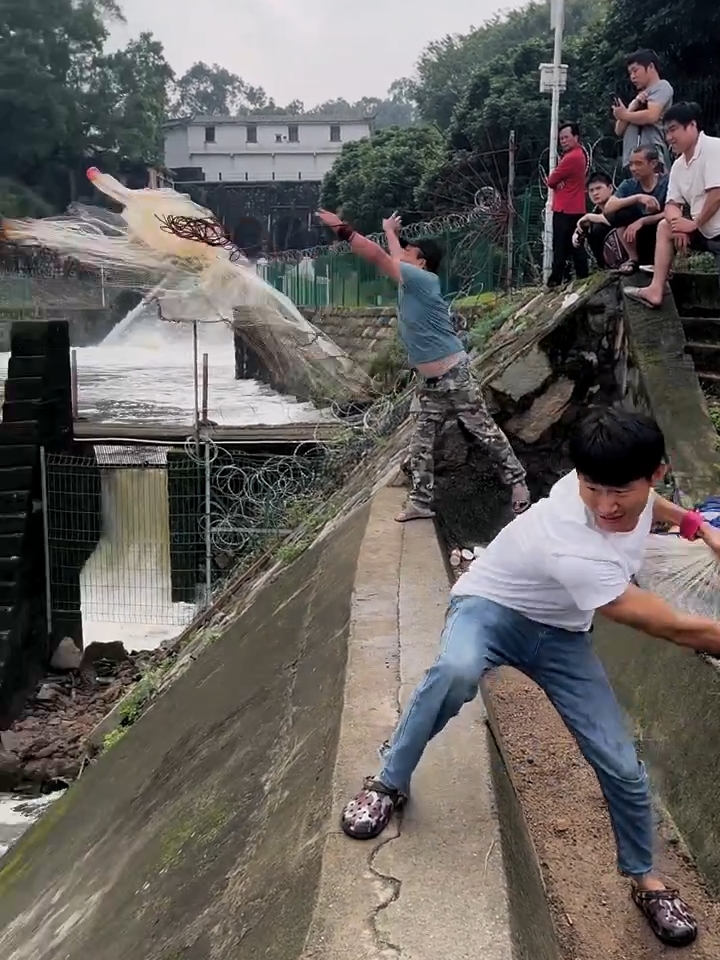 Crazy Net fishing over the water dam.How much fish catching look at this. #fishinglife #netfishing