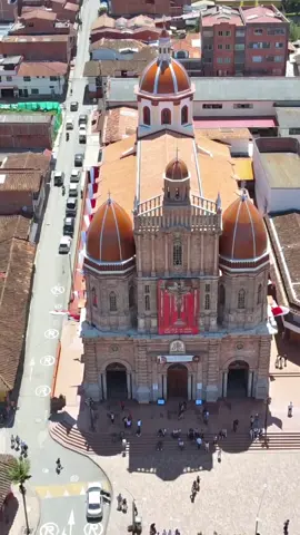 La Basílica Menor del Señor de los Milagros, es un santuario de peregrinación ubicado en el municipio de San Pedro de los Milagros, Antioquia. Además, el motivo de su reconocimiento es por que en su interior se encuentra la imagen de El Señor de los Milagros, considerada milagrosa por muchos devotos. #sanpedrodelosmilagros #basilicamenordelseñordelosmilagros #señordelosmilagros 