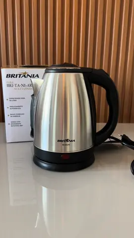 Eu amo essa chaleira 🤎 A fervura é de imediata, NÃO TEM DEMORA! ✅ Excelente para você esquentar sua água, seu cafezinho... ✅ Essa chaleira é um verdadeiro caminho sem volta. 🤎 Presentinho de casamento que amamos 🤎😍 . . #enxoval #enxovaldecasanova #enxovaldecasamento #enxovaldecasa #britania #chaleira #presente #presentedecasamento 