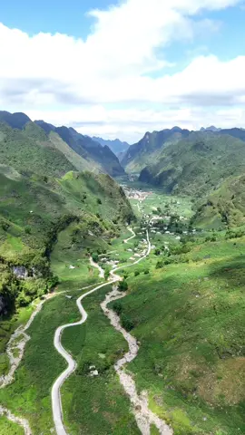 Thung Lũng Đường Thượng có chiều dài gần 10km nằm trên đường từ Du Già về TP Hà Giang, hiện tại nơi đây đang là mùa đẹp nhất trong năm, hai bên đường đều ngô non xanh mướt, và những vườn cây lanh đang cb thu hoạch, một nơi được ví như là Châu Âu ở Hà Giang! Đi Hà Giang Nhớ ghé Đường Thượng để ngắm trọn vẹn một ngôi làng tuyệt đẹp này nhé 🥰 #hongthiephagiang #hagiang #hagiangreviewtattantat #hagiangloop #drone #duongthuong #yenminh #tourxemayhagiang #travelbackpack #travel #tiktok #lyadventure 
