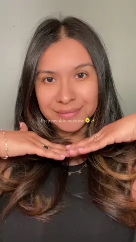 Been loving this skin prep even on days I don’t wear makeup @d'Alba Official @Charlotte Tilbury @Herbivore Botanicals @COSRX Official @dermalogica @theinkeylist @Murad Skincare #skincare #skincareprep #makeup #grwm #skincareroutine 