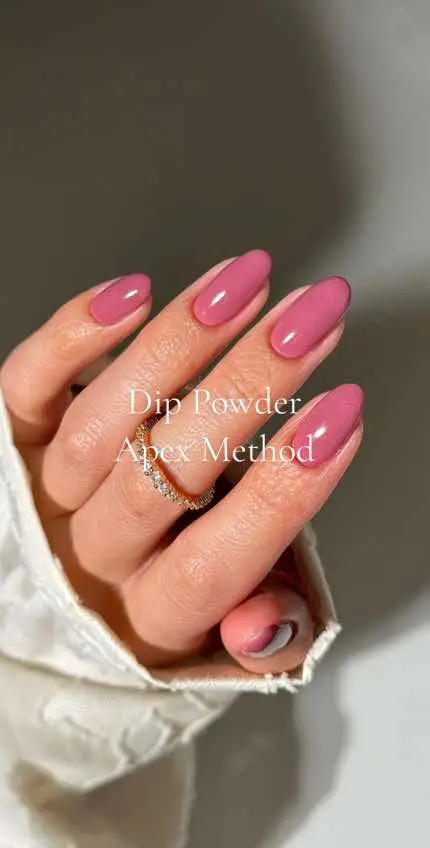 Builds an apex (the curvature, see last photo) on the natural nail. The This provides extra strength at the stress point and prevents cracking which most often happens because the dip powder application is too thin. With that said, dip powder often gets a bad rap for looking bulky at the cuticle and, to the contrary, this method provides a thin and smooth application giving a much more seamless look.  4-6 layers is enough, it will depend on the opaqueness of the color you’re wearing and, of course, personal preference.  Once I reach my full layers, I push back the cuticle before dipping again to get a closer application at the cuticle.  Have you tried this method yet? 💅🏼🤩 Wearing Ruby Red from @Glowdip  #dipnails #dippowdernails #dippowder #apexmethod #nailsathome #nailtutorial 