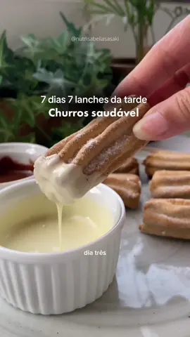 CHURROS SAUDÁVEL - 2 ingredientes  Para o nosso dia 3, umas das melhores receitas para quem ama um churros, e esse além de ser fácil de preparar é com apenas 2 ingredientes na massa!! Juro 🤌🏼 Ingredientes churros: • 1 Xícara de farinha aveia (usei sem glúten)  • 1/2 xícara de iogurte grego    Ingredientes cobertura: • 1 col. sopa adoçante ou whey polvilhado e canela à gosto • Chocolate sem açúcar ou doce de leite zero Modo de preparo: Em um bowl coloque a farinha e o iogurte e vá incorporando tudo até se tornar uma massa (a textura dela não é nem seca demais e nem tão líquida, caso esteja muito dura coloque mais iogurte ao pouquinhos); Deixe descansar por 10min;  Usei a forminha para preparar churros que é bem baratinho e fiz em tamanho pequeno, mas você pode fazer o tamanho do seu churros que você preferir; Leve para assar na airfryer por 10min à 180° (virando na metade do tempo) ou até assar por completo; Por cima polvilhei adoçante e canela e depois derreti os chocolates para molhar os churros; E já estará pronto! Perfeito e fácil! ✨🤍 . . . . . #receitas #receita #receitasaudavel #receitassaudaveis #receitasfit #receitafit #receitafacil #receitaspraticas #comida #comidas #docesfit #churros #churrossaudavel 