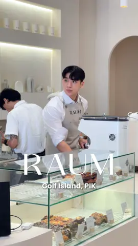 RAUM CAFE🌽 Ada yang belum sempat ke RAUM? Akhirnya ada CAFE baru rasa korea di PIK! Disini wajib coba signature Cream Coffee/Corn Cream Coffee dan financier (ada 10 pilihan). Bukan rame karena hanya ada Oppa @187_evan 🫣 tapi emang New type cream coffee di INDONESIA.  Pantesan ada banyak customer yang balik kunjung lagi! Wake your new taste for coffee and choice your favorit financier here, RAUM🌽 #pikhiddengem #hiddengemjakarta #raum #pik #pantaiindahkapuk #golfisland #indonesia #creamcoffee #coffee #coffeelover #dessert #financier #bake #ngopi #kopi #coffeeshop #kuliner #jalanjalan
