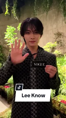 #VogueFashionNow Gucci在倫敦舉辦的2025早春大秀，受邀嘉賓之一是Stray Kids的 #LeeKnow ，他今天以一身帥氣的深藍GG Monogram套裝作為看秀造型，並且親切的與Vogue的朋友們打招呼，將陪我們一起迎接新系列！ #gucci #guccilondra #straykids #straykidsleeknow 