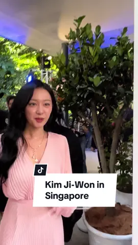 All hail the Queen of Tears. The K-drama leading lady #kimjiwon has arrived at the Bvlgari Allegra Chill & Sole event at Tanjong Beach Club. #queenoftears #kdrama #kimsoohyun 