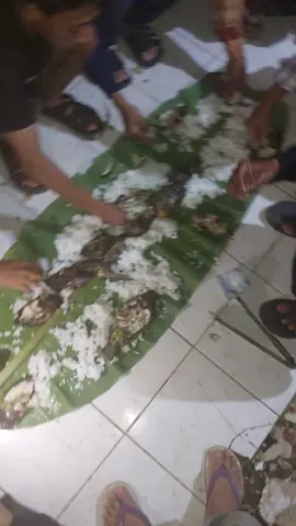 ngaliwet jeng ikan bakar, tengah malam. #pedesaan #padipandanwangi #kampunghalaman #kampung #cianjur #anakkampung #fyp #nasiliwetsunda #nasiliwet #ngaliwet #ikanbakar #bakarikan 