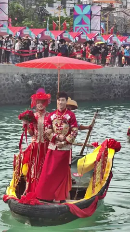 A wedding on the boat! It's a traditional wedding custom of Danjia people, who have lived off the sea for generations in south China's Guangxi. #wedding #tradition #custom #guangxi #beihai