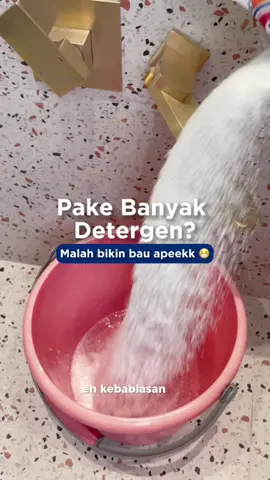 Niatnya mau bikin wangi, tapi malah jadi bau apek 😷. Itulah akibatnya kalau nuang detergen kebanyakann. Maka dari itu nuang detergen harus ditakar dengan baik yaa. Kalau punya liessa urusan takar menakar bakal jadi lebi mudahh. Detergen jadi pas sesuai takarannyaa 😉. #detergen #kebanyakan #bauapek #resiko #bahayadetergen #takaran #gelasukur #toplesbotol #premiumquality #fyp 